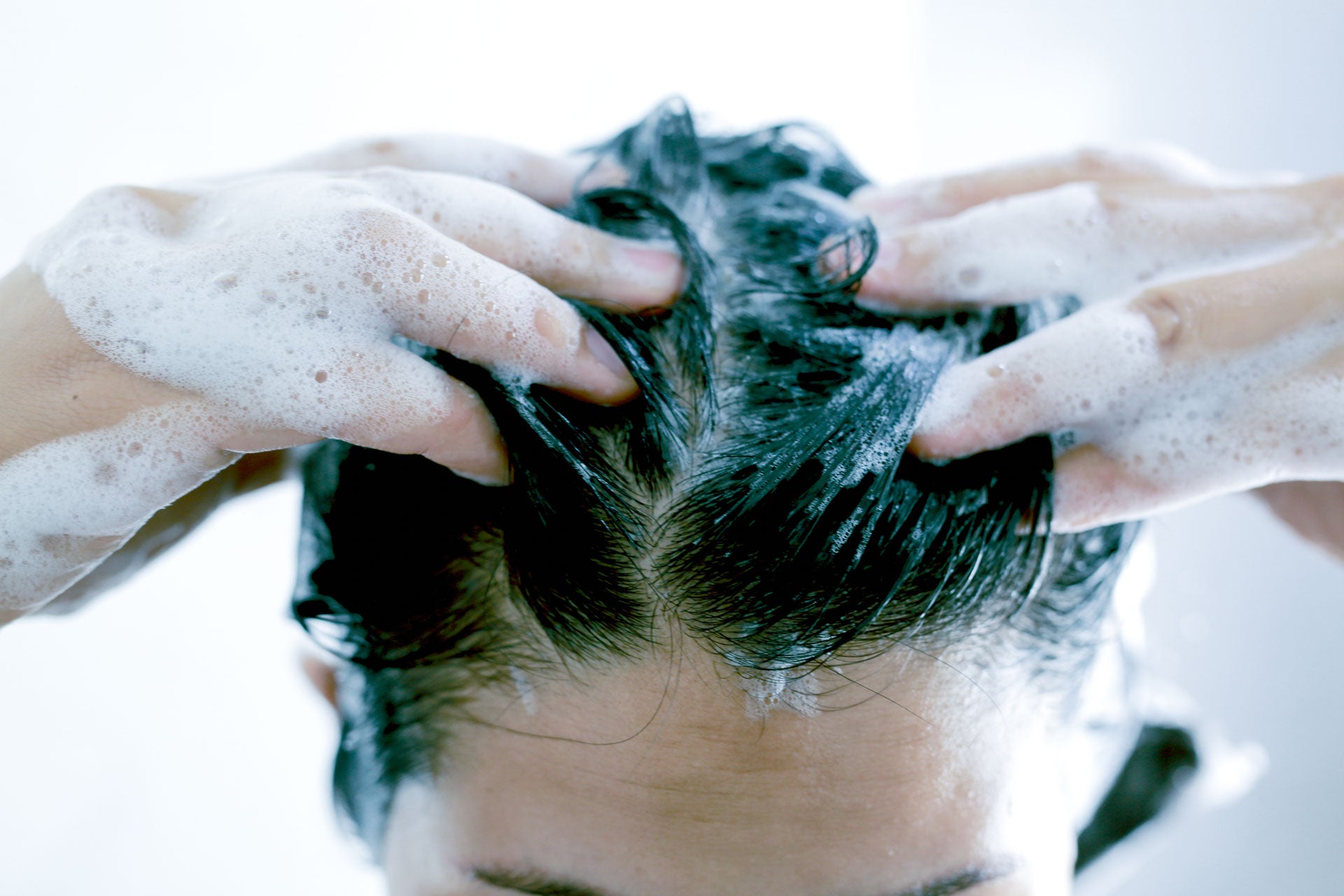 【朝or夜】髪を洗う時間の正解は？ 健康な髪を育てるキホン